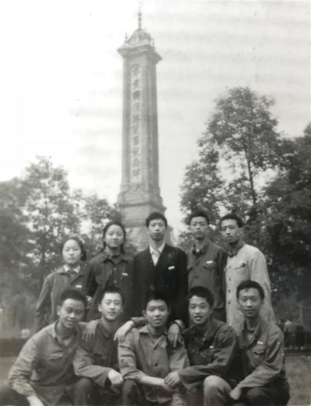 人民公园辛亥保路纪念碑前